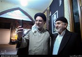 عکس یادگاری یکی از حضار با حجت‌الاسلام و المسلمین سیدمهدی خاموشی رئیس سازمان اوقاف و امور خیریه در حاشیه مراسم شب خاطره انقلاب مسجد پنبه‌چی