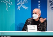 پرویز پرستویی بازیگر در نشست خبری فیلم بی همه چیز - سی و نهمین جشنواره فیلم فجر