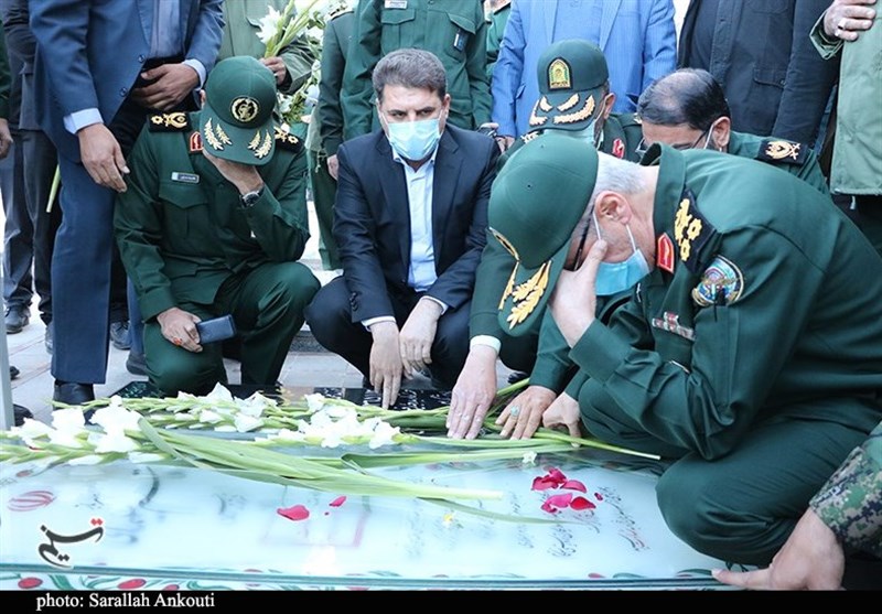 سرلشکر باقری در گلزار شهدای کرمان