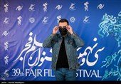کامبیز دیرباز بازیگر فیلم تک تیرانداز در سی و نهمین جشنواره فیلم فجر