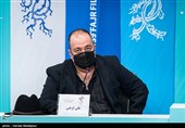 علی اوجی تهیه کننده در نشست خبری فیلم روزی روزگاری آبادان - سی و نهمین جشنواره فیلم فجر