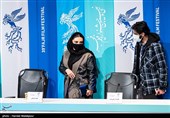 مهدی مطهر مجری طرح و لیندا کیانی بازیگر در نشست خبری فیلم منصور - سی و نهمین جشنواره فیلم فجر