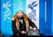 علیرضا زمانی نسب بازیگر در نشست خبری فیلم منصور - سی و نهمین جشنواره فیلم فجر