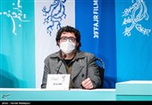 مجید برزگر تهیه کننده در نشست خبری فیلم مامان - سی و نهمین جشنواره فیلم فجر