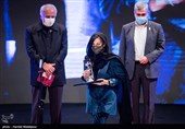 اهداء سیمرغ بلورین بهترین طراحی لباس سی و نهمین جشنواره فیلم فجر به مارال جیرانی برای فیلم بی همه چیز