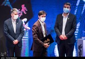 تجلیل از پورنگ پورحسینی فرزند زنده‌یاد پرویز پورحسینی بازیگر پیشکسوت سینما، تئاتر و تلویزیون در مراسم اختتامیه سی و نهمین جشنواره فیلم فجر
