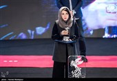 اهداء سیمرغ بلورین بهترین فیلم کوتاه سی و نهمین جشنواره فیلم فجر به مریم اسمی‌خانی کارگردان فیلم وضعیت اورژانسی