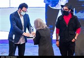 اهداء سیمرغ بلورین بهترین فیلم کوتاه سی و نهمین جشنواره فیلم فجر به مریم اسمی‌خانی کارگردان فیلم وضعیت اورژانسی