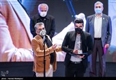 اهداء سیمرغ بلورین بهترین جلوه‌های ویژه میدانی سی و نهمین جشنواره فیلم فجر به ایمان کرمیان برای فیلم تک‌تیرانداز