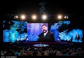 نکوداشت زنده‌یاد علی انصاریان فوتبالیست و بازیگر فقید سینما و تلویزیون در مراسم اختتامیه سی و نهمین جشنواره فیلم فجر