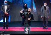 اهداء سیمرغ بلورین بهترین بازیگر نقش مکمل مرد سی و نهمین جشنواره فیلم فجر به پوریا رحیمی سام برای فیلم زالاوا