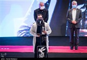 اهداء سیمرغ بلورین بهترین طراحی صحنه سی و نهمین جشنواره فیلم فجر به سهیل دانش اشراقی برای فیلم روزی روزگاری آبادان