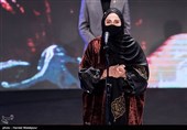 نرگس آبیار کارگردان فیلم ابلق در مراسم اختتامیه سی و نهمین جشنواره فیلم فجر