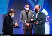 اهداء سیمرغ زرین بهترین فیلم از نگاه ملی(جایزه ویژه سردار شهید سلیمانی) به علی غفاری کارگردان و ابراهیم اصغری تهیه‌کننده فیلم تک‌تیرانداز