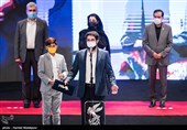 اهداء سیمرغ بلورین بهترین فیلم سی و نهمین جشنواره فیلم فجر به محمدرضا مصباح تهیه‌کننده و میلاد صویلاوی بازیگر فیلم یَدو