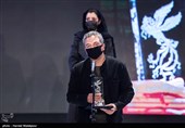 اهداء سیمرغ بلورین بهترین کارگردانی سی و نهمین جشنواره فیلم فجر به مهدی جعفری برای فیلم یَدو