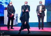 اهداء سیمرغ بلورین بهترین بازیگر نقش اصلی زن سی و نهمین جشنواره فیلم فجر به رویا افشار برای فیلم مامان