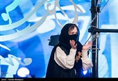 تشویق رویا افشار برنده سیمرغ بلورین بهترین بازیگر نقش اصلی زن توسط ستاره پسیانی
