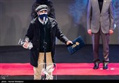اهداء سیمرغ بلورین بهترین بازیگر نقش اصلی مرد سی و نهمین جشنواره فیلم فجر به رضا عطاران برای فیلم روشن