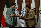 تقدیر از وحید احمدی عکاس خبرگزاری تسنیم رتبه دوم بخش عکس با موضوع کمک های مؤمنانه