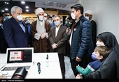 حجت‌الاسلام محسن قمی رئیس سازمان تبلیغات اسلامی و سورنا ستاری معاون علمی و فناوری رئیس جمهور در آیین رونمایی از سبد اول محصولات زندگی تبیان