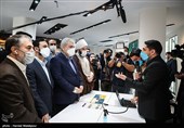 حجت‌الاسلام محسن قمی رئیس سازمان تبلیغات اسلامی و سورنا ستاری معاون علمی و فناوری رئیس جمهور در آیین رونمایی از سبد اول محصولات زندگی تبیان