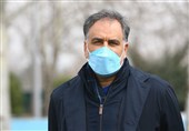کنایه برخی هواداران استقلال به مددی در زمان خروج از باشگاه
