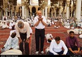 زائران و نمازگزاران مسجد النبی در مدینه منوره 