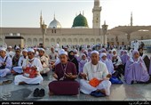 زائران و نمازگزاران مسجد النبی در مدینه منوره 