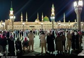 زائران و نمازگزاران مسجد النبی در مدینه منوره 