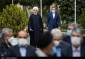 اسحاق جهانگیری معاون اول رئیس جمهور و حجت‌الاسلام حسن روحانی رئیس جمهور در حاشیه آخرین جلسه هیئت دولت در سال 1399 