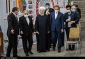 اسحاق جهانگیری معاون اول رئیس جمهور و حجت‌الاسلام حسن روحانی رئیس جمهور در حاشیه آخرین جلسه هیئت دولت در سال 1399 