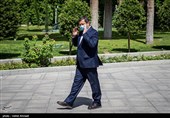  عبدالناصر همتی، رئیس‌کل بانک مرکزی در حاشیه جلسه هیئت دولت