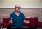 محمد درویشعلی‌پور نویسنده در پشت صحنه مجموعه تلویزیونی کلبه عمو پورنگ