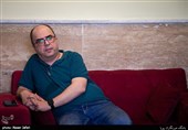 محمد درویشعلی‌پور نویسنده در پشت صحنه مجموعه تلویزیونی کلبه عمو پورنگ