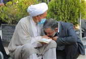 محمود کریمی بر دستان پدر شهید افغانستانی بوسه زد / روضه‌خوانی در جمع خانواده‌ شهدای فاطمیون + فیلم