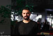 سامان صفاری بازیگر سریال خانه امن در چهارمین روز سی‌وهشتمین جشنواره جهانی فیلم فجر در پردیس سینمایی چارسو