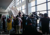 ازدحام عکاسان برای عکاسی از گلاره عباسی  در چهارمین روز سی‌وهشتمین جشنواره جهانی فیلم فجر در پردیس سینمایی چارسو