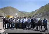 عکس یادگاری پرویز فتاح با مهندسان آزادراه تهران-شمال