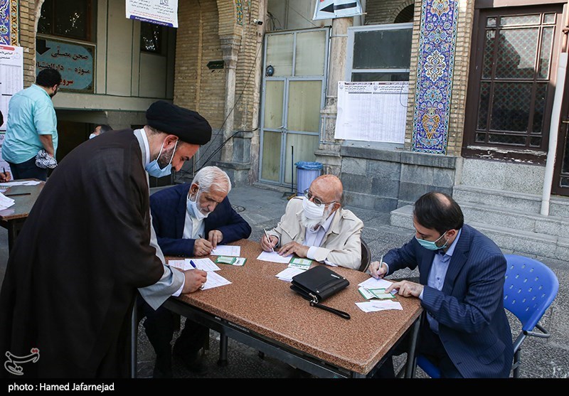 نامزد های نمایندگی ششمین دوره انتخابات شورای شهر تهران پای صندوق رای در شعبه اخذ رأی مستقر در حرم حضرت عبدالعظیم حسنی(ع) جهت شرکت در سیزدهمین دوره انتخابات ریاست جمهوری و شوراهای شهر