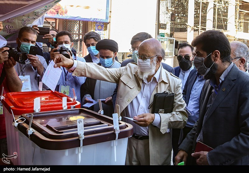 حضور مهدی چمران نامزد نمایندگی ششمین دوره انتخابات شورای شهر تهران پای صندوق رای در شعبه اخذ رأی مستقر در حرم حضرت عبدالعظیم حسنی(ع) جهت شرکت در سیزدهمین دوره انتخابات ریاست جمهوری و شوراهای شهر رای