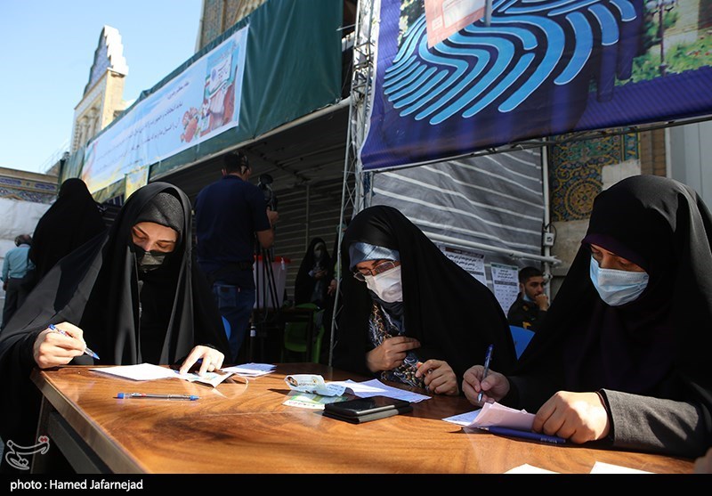 نامزد های نمایندگی ششمین دوره انتخابات شورای شهر تهران پای صندوق رای در شعبه اخذ رأی مستقر در حرم حضرت عبدالعظیم حسنی(ع) جهت شرکت در سیزدهمین دوره انتخابات ریاست جمهوری و شوراهای شهر