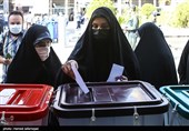 حضور نرجس سلیمانی نامزد نمایندگی ششمین دوره انتخابات شورای شهر تهران پای صندوق رای در شعبه اخذ رأی مستقر در حرم حضرت عبدالعظیم حسنی(ع) جهت شرکت در سیزدهمین دوره انتخابات ریاست جمهوری و شوراهای شهر رای
