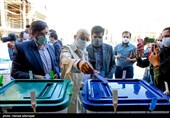 حضور مهدی چمران نامزد نمایندگی ششمین دوره انتخابات شورای شهر تهران پای صندوق رای در شعبه اخذ رأی مستقر در حرم حضرت عبدالعظیم حسنی(ع) جهت شرکت در سیزدهمین دوره انتخابات ریاست جمهوری و شوراهای شهر رای