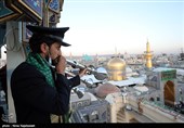 طنین آیین نقاره‌زنی در صحن و سرای حرم مطهر رضوی
