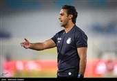 فرهاد مجیدی سرمربی تیم فوتبال استقلال تهران در بازی با تیم فوتبال پدیده مشهد