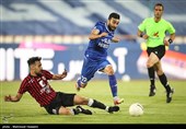ارسلان مطهری بازیکن تیم فوتبال استقلال تهران در دیدار با تیم فوتبال پدیده مشهد