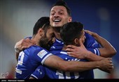 شادی گل آرمان رمضانی بعد از به ثمر رساندن گل اول استقلال تهران در دیدار با تیم فوتبال پدیده مشهد