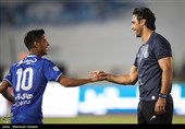 فرهاد مجیدی سرمربی و مهدی قائدی بازیکن تیم فوتبال استقلال تهران در بازی با تیم فوتبال پدیده مشهد