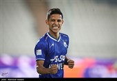 شادی گل مهدی قائدی پس از به ثمر رساندن گل دوم تیم استقلال تهران در دیدار با تیم فوتبال پدیده مشهد